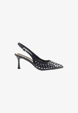Zapatos de tacón alto negros tipo slingback con punta afilada, con decoraciones de tachuelas plateadas y un tacón delgado. Textura suave con diseño de espalda abierta.