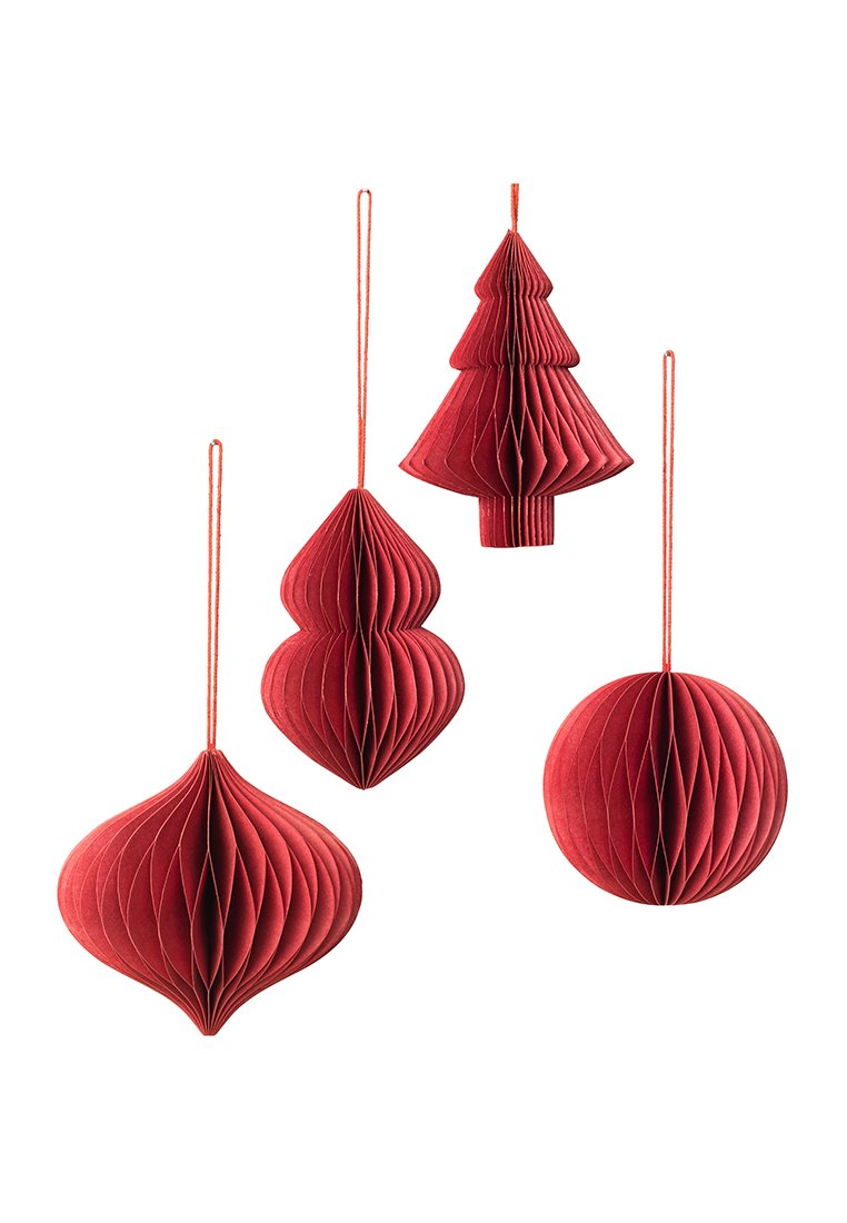 Vier rote gefaltete Papier-Weihnachtsornamente mit Bändern, einschließlich eines Baumes, einer Kugel und zwei verschiedenen geometrischen Formen, die vor einem weißen Hintergrund hängen.