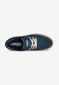 Zapatilla de skate de ante azul marino con cordones crema, lengüeta acolchada y plantilla con acolchado. El texto dice "APPLE YARD - Diseñada para el skateboarding."