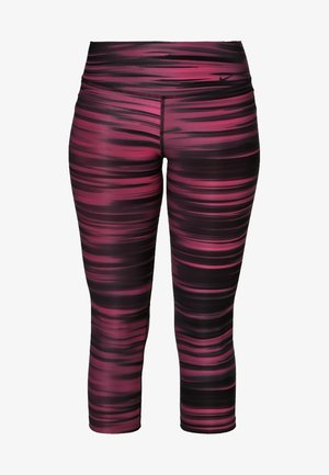 T-shirt noir à col en v avec un logo Nike blanc, associé à un pantalon capri à rayures roses et noires et des baskets noires avec des accents vert fluo.