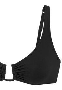 Schwarzer Bikini-Oberteil mit dreieckigen Cups, Raffung in der Mitte, verstellbaren Trägern und glatter Stofftextur.