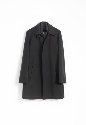 Abrigo de lana negra con cuello de muesca, cierre de botones en la parte delantera y dos bolsillos laterales. Presenta una tela suave y ligeramente texturizada.