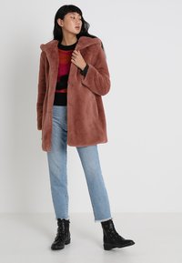 Urban Classics LADIES HOODED TEDDY COAT - Wintermantel - darkrose