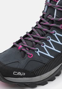 Scarpa da trekking nera e grigia con lacci rosa e blu, materiali in rete e suede, suola in gomma testurizzata e logo CMP sul lato.