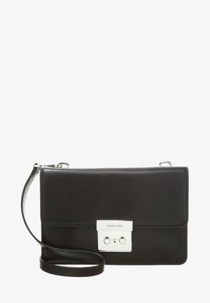 Sort læderhåndledstaske med sølvrektangulært spænde og aftagelig rem, låsedetalje foran, Michael Kors-mærke på spænde.