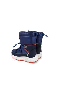 Botas de invierno azules aisladas con un material superior texturizado, cordón elástico y acentos rojos contrastantes. Suela blanca gruesa con textura roja.