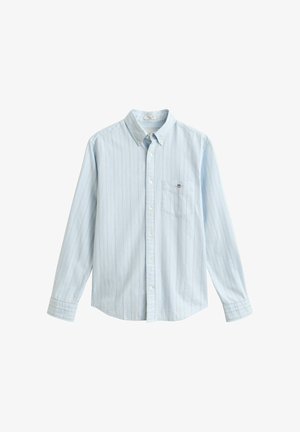 Hellblaues Hemd mit Knöpfen, dünnen vertikalen weißen und orangefarbenen Streifen, langen Ärmeln, einer Brusttasche und einem Button-Down-Kragen.