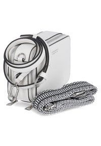 Vit läderaxelväska med silverfärgade detaljer, med dragkedjestängning, två remmar—en enfärgad svart och en randig—och en rektangulär form.