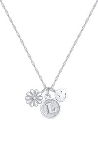 Zilveren ketting met drie bedels: een madeliefje, een ronde bedel met de letter "L" en een lachend gezicht. Gedraaid kettingontwerp.