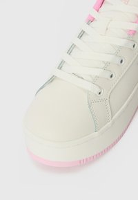 Tommy Jeans FLATFORM - Sneakers low - ecru/carnival pink