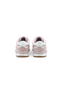 Rosa Wildlederschuhe mit weißen Akzenten und einer gepolsterten Sohle. Verfügt über einen gepolsterten Kragen und Logo-Details an der Ferse.