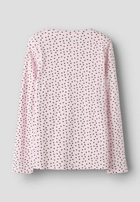 Koszula z długim rękawem z jasnoróżowego prążkowanego materiału z drobnymi brązowymi kropkami na całej powierzchni oraz okrągłym dekoltem.