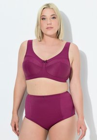 Magenta bh met een textuurpatroon en verstelbare bandjes, gecombineerd met bijpassende hoog-geknoopte slipjes met een gladde afwerking en drukknoopsluiting.