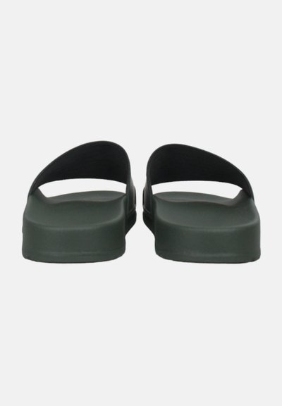 Sandali in gomma verdi con una ampia fascia nera, suola piatta e una texture liscia, caratterizzati da un design minimalista e una forma arrotondata.