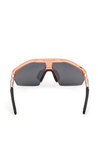 Zonnebril met een geometrisch oranje montuur, grijze glazen, transparante accenten en zwarte pootjes, met een modern, sportief ontwerp.