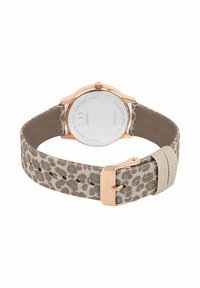 Rückansicht einer Armbanduhr mit roségoldenem Gehäuse und Stoffarmband im Leopardenmuster, das die Schnalle und die Edelstahlrückseite zeigt.