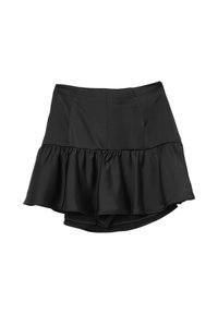 Un skort noir avec un vol de finition au bas. Fabriqué en tissu lisse et léger. Présente une taille haute ajustée avec des shorts discrets en dessous.