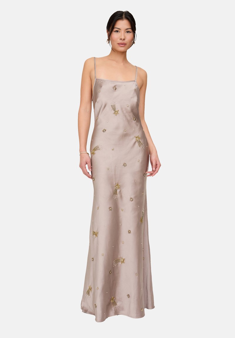 Langes Kleid mit Spaghettiträgern aus helltaupefarbenem Satin, verziert mit filigraner Goldstickerei und Perlen. Eine taillierte Silhouette mit einem fließenden Rock.