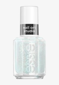 Flacon de vernis à ongles en verre transparent avec un capuchon blanc ; contient un vernis à paillettes éclatant et irisé. L'étiquette indique "nail art studio" en noir.