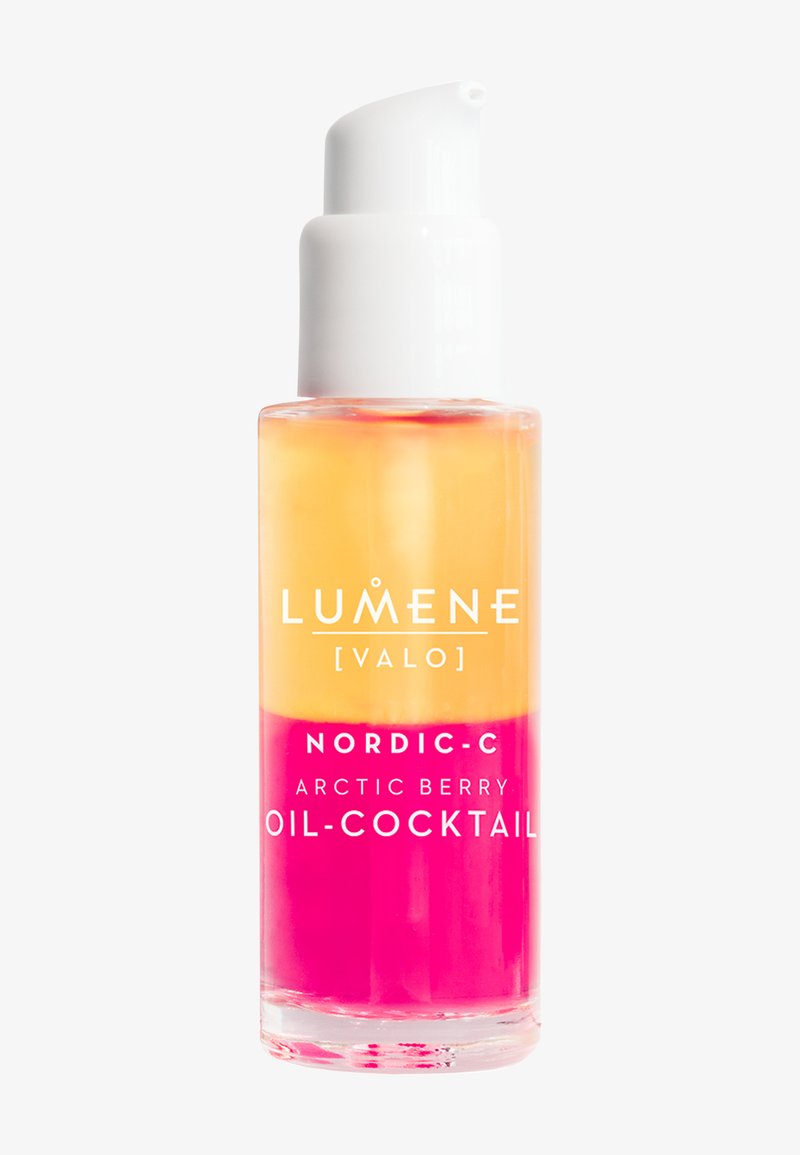 L'huile cocktail Arctic Berry de Lumene Nordic-C dans une bouteille en verre transparent avec une pompe blanche. Trois couches : fluides jaune, orange et rose.