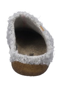 Szare kapcie z teksturowanym futerkiem, korkową podeszwą i minimalistycznym designem. Widok z tyłu ukazuje zaokrąglony kształt i miękkie krawędzie.