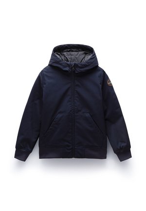 Veste à capuche bleu marine avec fermeture éclair à l'avant, deux poches avant, poignets et ourlet côtelés, et un écusson circulaire sur la manche gauche.