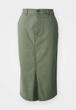 Olíva zöld denim szoknya, középmagasságú vágással, elülső hasítékkal, hagyományos derékkal és gombos záródással, valamint varrott részletekkel az öltéseken.