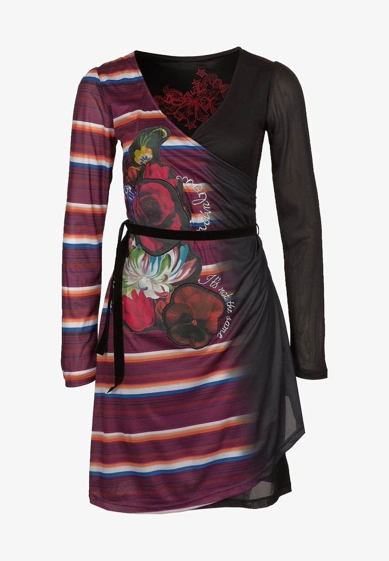 Robe portefeuille à manches longues avec rayures multicolores, appliques florales, manches en voile noir transparent et ceinture, avec broderie de texte sur le devant.