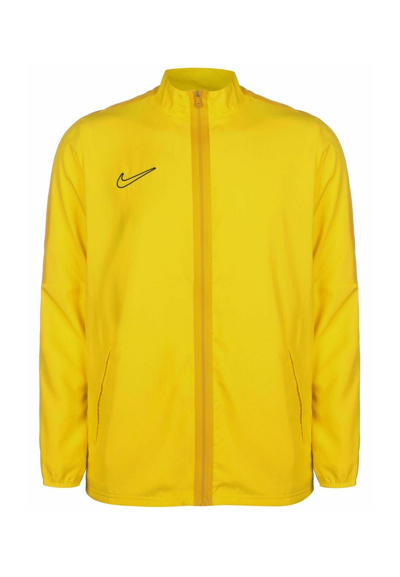Gelbe Nike-Jacke mit Stehkragen, Frontreißverschluss, zwei Seitentaschen und einem schwarzen Swoosh-Logo auf der linken Brustseite.