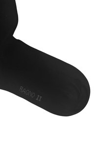 Calzino nero con una consistenza liscia e punta rinforzata. Contrassegnato con "RAGNO II" sul lato inferiore. Design semplice e solido.