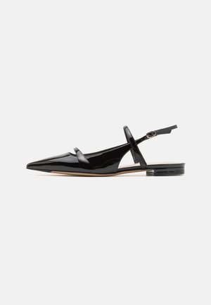 Melnas lakuotas ādas slingback kurpes ar smailu purngalu, minimālu siksniņu un zemu blokveida papēdi. Iekļauj nelielu akcentu pie potītes siksniņas.