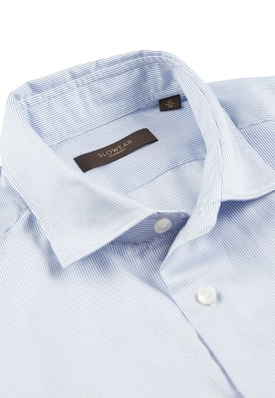 Camicia a righe blu chiaro con colletto in cotone. Presenta bottoni bianchi, un design elegante e un'etichetta che riporta "Slowear". Taglia 41/16.