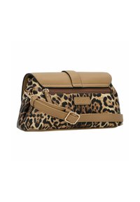 Borsa a tracolla con stampa leopardata e dettagli in pelle color tan, forma rettangolare, chiusura con zip e tracolla regolabile. Presenta una tasca frontale e un dettaglio del logo.
