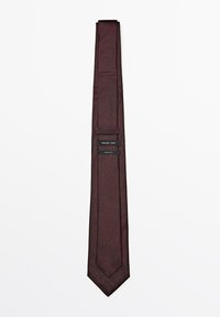 Burgundy slipse med tekstureret overflade, smal design og spids ende. Har syede detaljer og et mærke med "Massimo Dutti" branding.