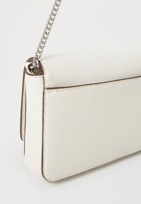 Bolso de mano de imitación cuero color crema con acabado texturizado, cadena plateada y diseño rectangular limpio que presenta sutiles detalles de costura.