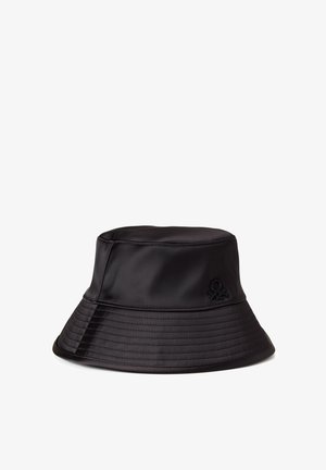 Gorra negra de cubo hecha de tela suave con un ala amplia y estructurada, y un logotipo bordado en el costado. Presenta un canalé vertical para añadir textura.