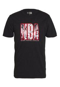 Černé bavlněné tričko s logem "NBA" v bílé a červené barvě, pod kterým je v tučném grafickém stylu text "Národní basketbalová asociace".