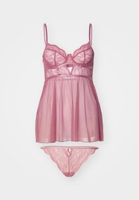 Babydoll de encaje rosa semitransparente con tirantes ajustables, detalle recortado en la cintura y tanga a juego de encaje con patrones intrincados.