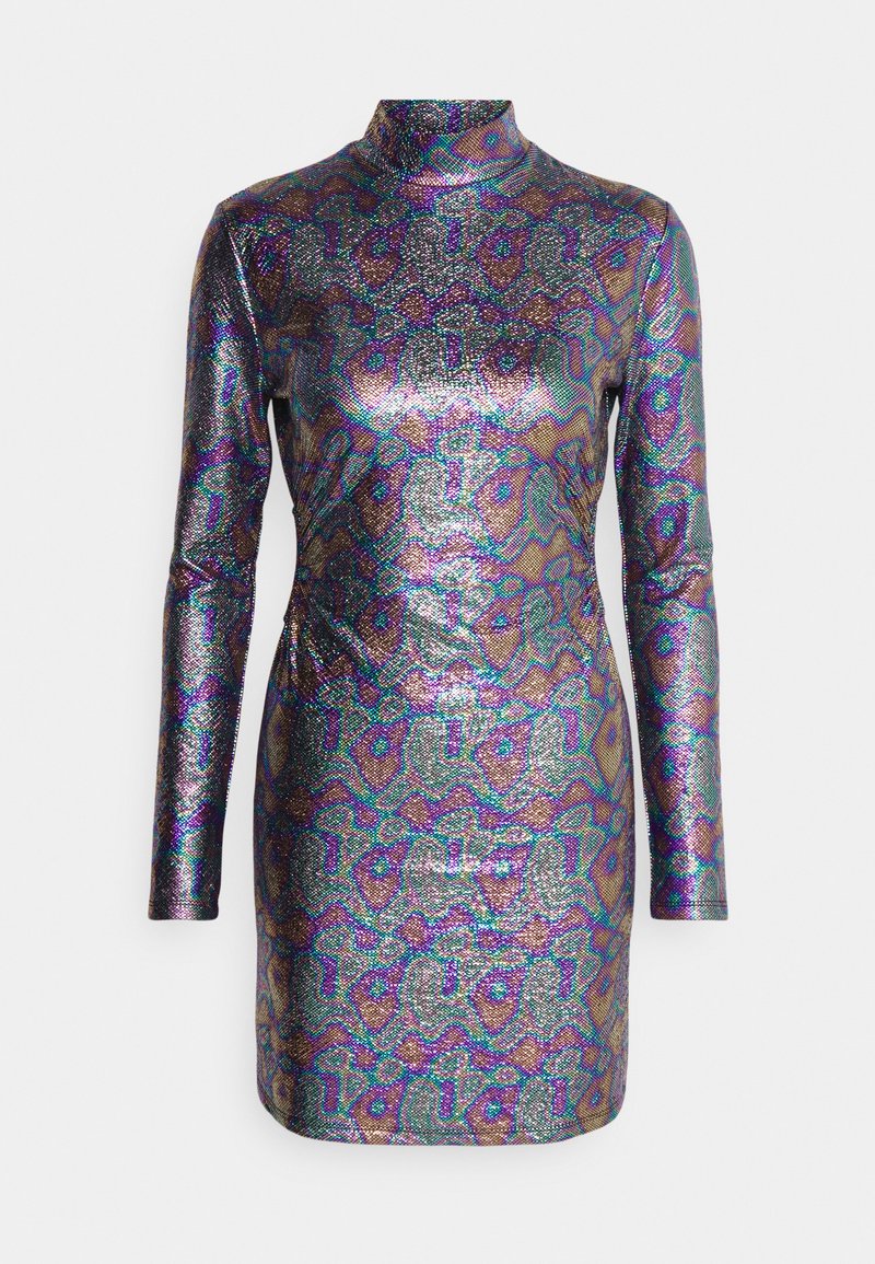 Vestido brillante de manga larga con cuello alto. Presenta un patrón de estampado de leopardo multicolor y brillante sobre una tela texturizada.