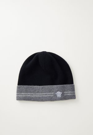 Mustat neulottu pipo, jossa on harmaa ribbikuvioitu resori. Korostettuna vaaleanharmaalla brodeeratulla logolla resorissa. Pehmeä rakenne ja tiukka istuvuus.