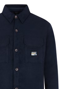 Tamsiai mėlyna flanelinė marškinė su dviem krūtinės kišenėmis, mygtukiniu užsegimu priekyje ir mažu „PROTEST“ logotipo ženkleliu ant kairės kišenės. Minkšta tekstūra.