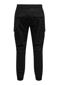 Pantalons cargo noirs avec une coupe slim, des poignets élastiques, des poches latérales et des poches plates à l'arrière, fabriqués en tissu coton durable.