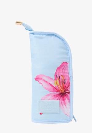 Estuche acolchado para herramientas de cabello en azul claro con estampado de grandes flores rosas y un lazo de tela con punta metálica dorada para colgar.
