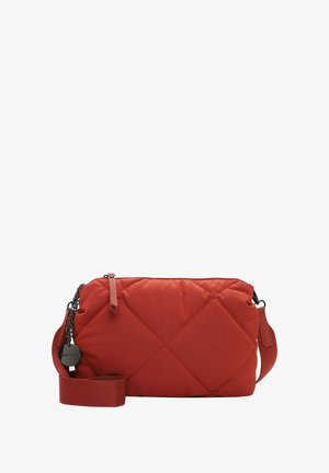 Gestepptes rotes Stoff-Crossbody-Taschen mit rechteckiger Form, verstellbarem Tragegurt und Hardware in Silberoptik. Reißverschlussverschluss mit seitlichen Akzenten.