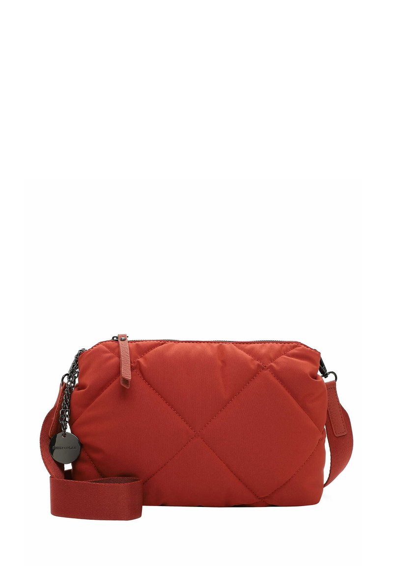 Bolso bandolera de tela acolchada roja con forma rectangular, correa ajustable y herrajes en tono plateado. Cierre de cremallera con acentos laterales.