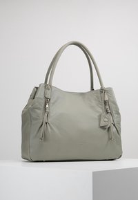 Szara skórzana torebka z dwoma bocznymi suwakami, zaokrąglonym wierzchem i krótkimi uchwytami. Posiada teksturowane wykończenie oraz małą dekoracyjną zawieszkę.