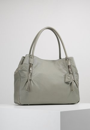 Borsa in pelle grigia con due cerniere laterali, parte superiore arrotondata e manici corti. Presenta una finitura texture e un piccolo cartellino decorativo.