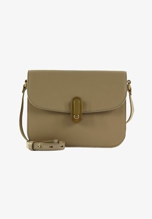 Sac bandoulière rectangulaire beige avec rabat et fermoir ovale doré, bandoulière réglable détachée et placée devant.