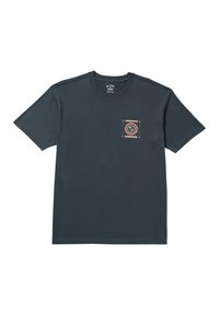 T-shirt en coton gris foncé avec des manches courtes et un col rond. Le côté gauche de la poitrine présente un logo en spirale orange et crème dans un design carré.