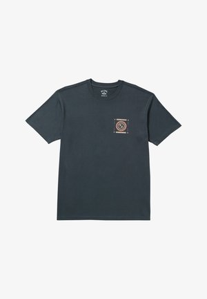 Camiseta de algodón gris oscuro con manga corta y cuello redondo. En el lado izquierdo del pecho lleva un logotipo en espiral en naranja y crema dentro de un diseño cuadrado.